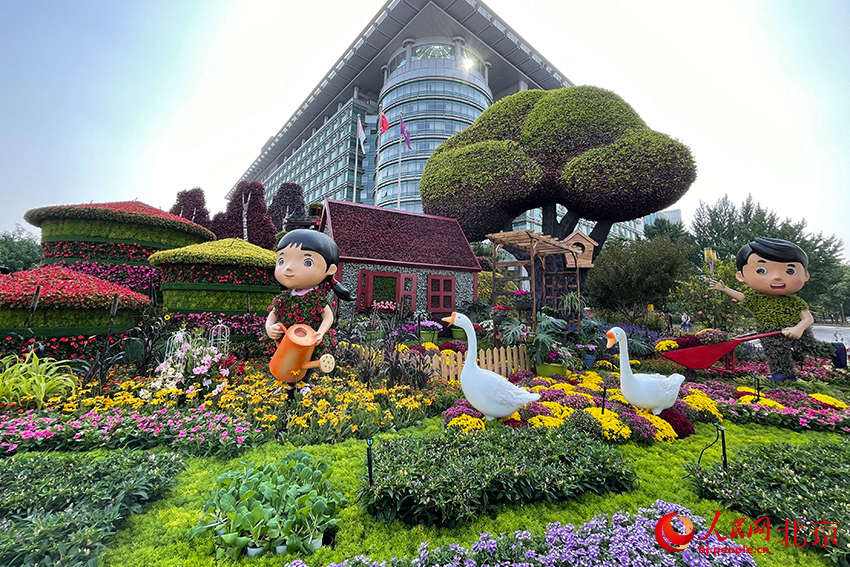 Themed flower terraces arranged for National Day in Beijing