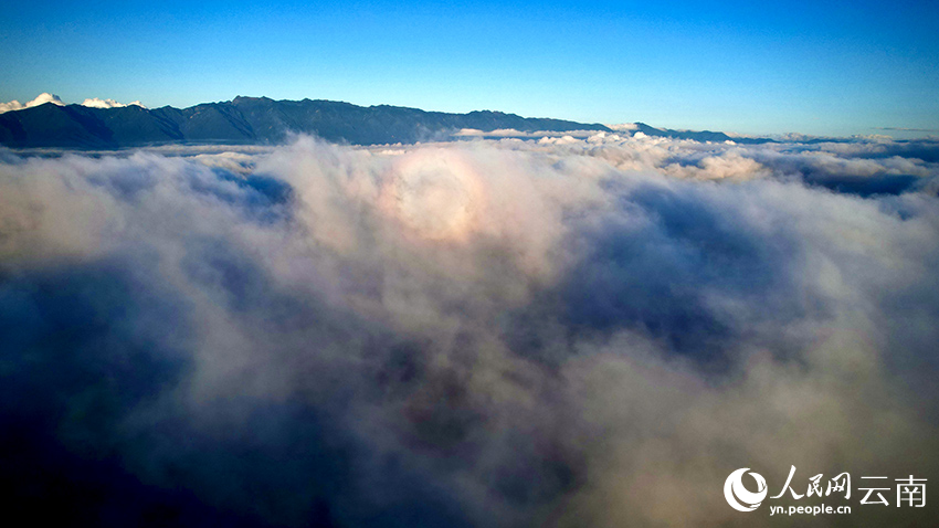 In pics: Iridescent clouds appear in Dali, SW China's Yunnan