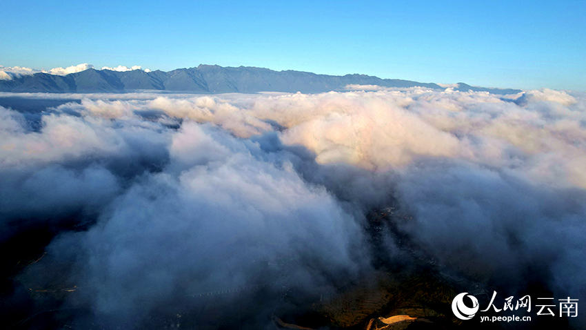In pics: Iridescent clouds appear in Dali, SW China's Yunnan