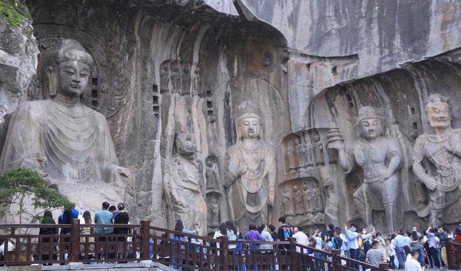 People enjoy National Day holiday across China