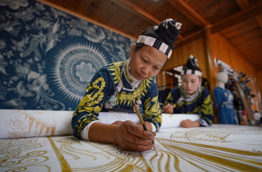 Batik workshops help increase incomes of Miao women in SW China's Guizhou