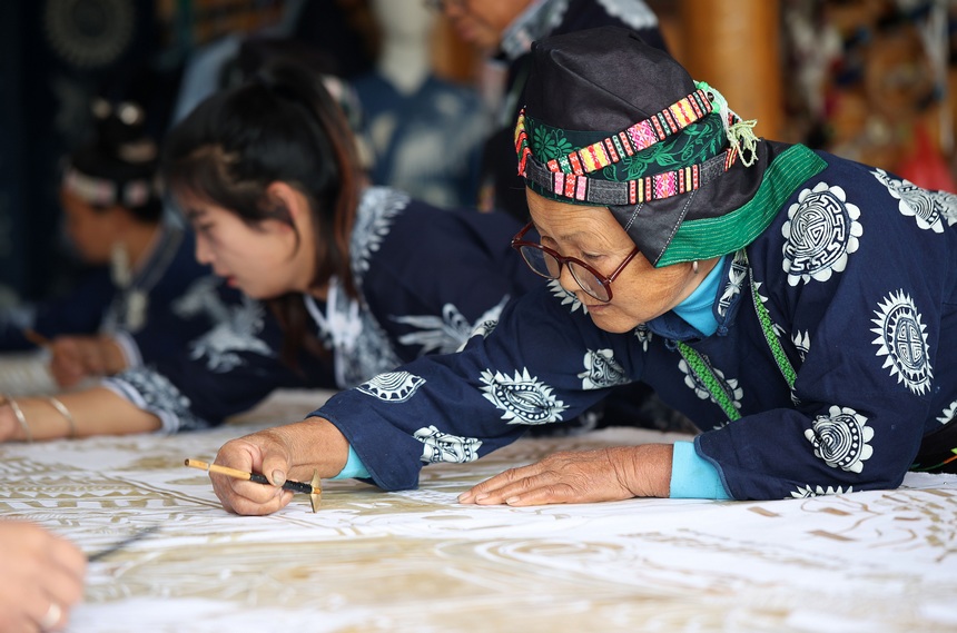 Batik workshops help increase incomes of Miao women in SW China's Guizhou