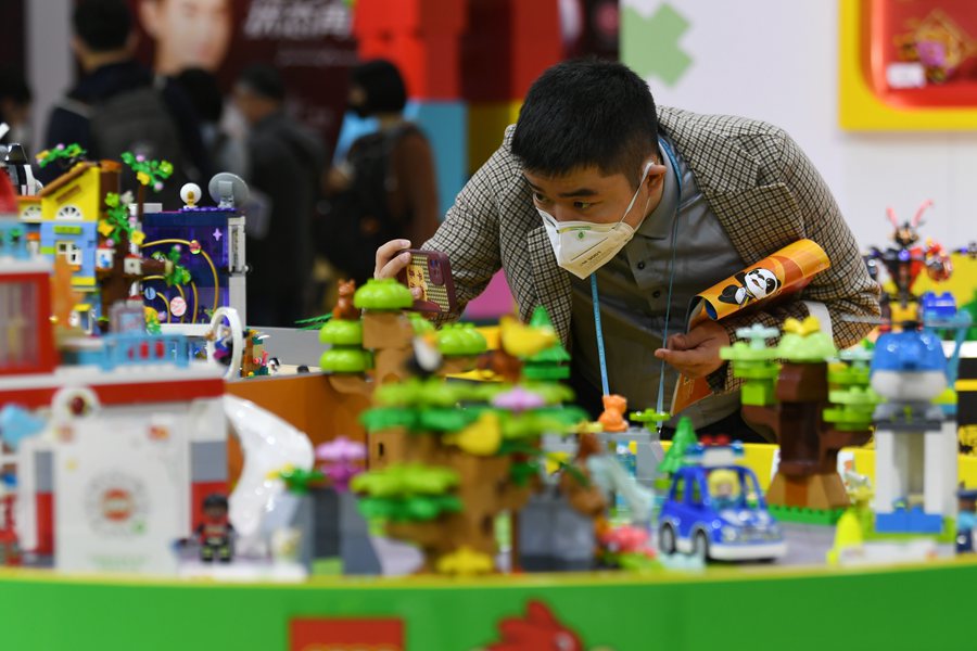 A visitor takes photos of Lego blocks at the consumer goods exhibition area of the fifth China International Import Expo (CIIE) in Shanghai. (People's Daily Online/Weng Qiyu)