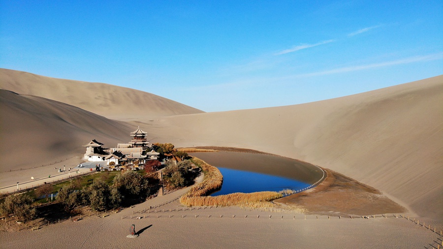 Beautiful view in Mingsha Mountain and Crescent Spring scenic spot in  Dunhuang - People's Daily Online