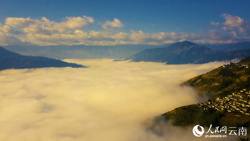 Spectacular sea of clouds in SW China's Yunnan Province