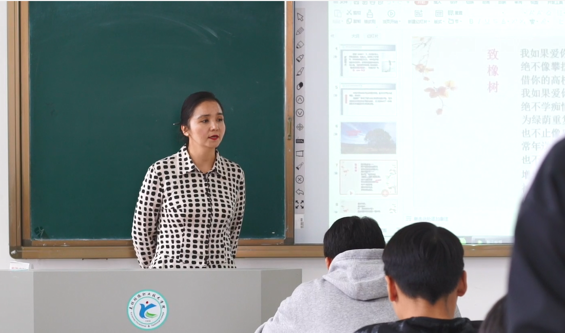 Overseas returnee Ayinuer devotes herself to teaching in Xinjiang