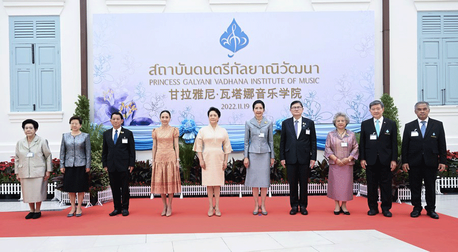 Peng Liyuan visits Princess Galyani Vadhana Institute of Music in Thailand