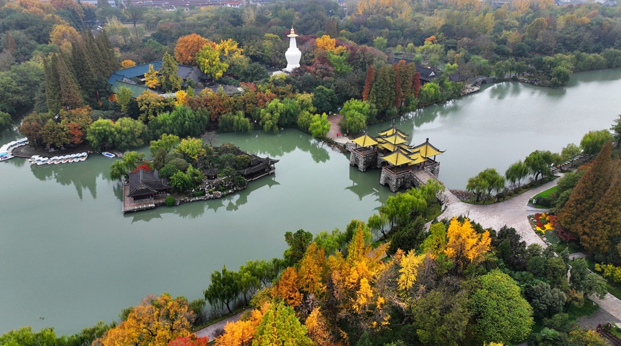 Picturesque early winter scenery of Slender West Lake in China’s Jiangsu