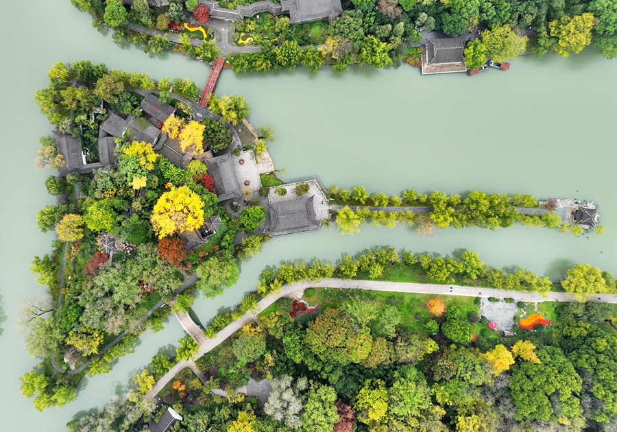 Picturesque early winter scenery of Slender West Lake in China’s Jiangsu