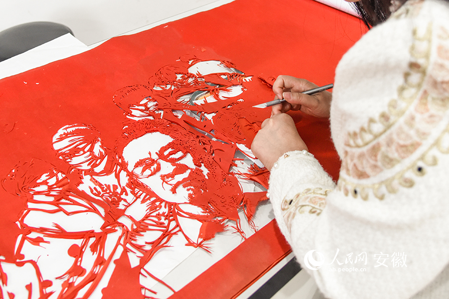 Craftswoman from E China's Anhui carries forward paper cutting culture with passion, devotion