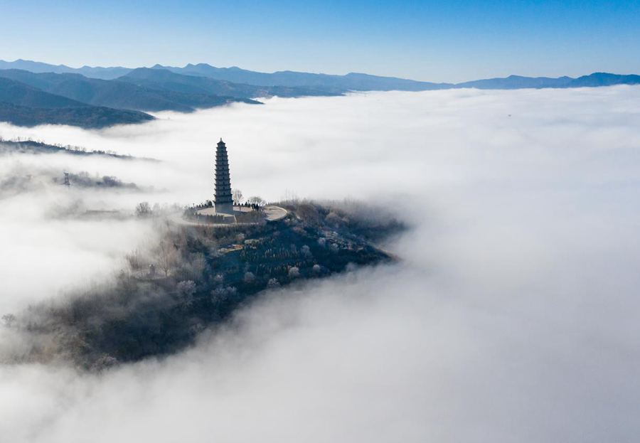 In pics: sea of clouds in N China's Shanxi Province