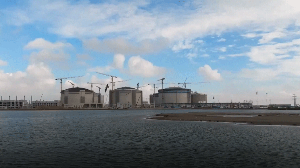 China builds world's largest onshore film-type LNG storage tanks