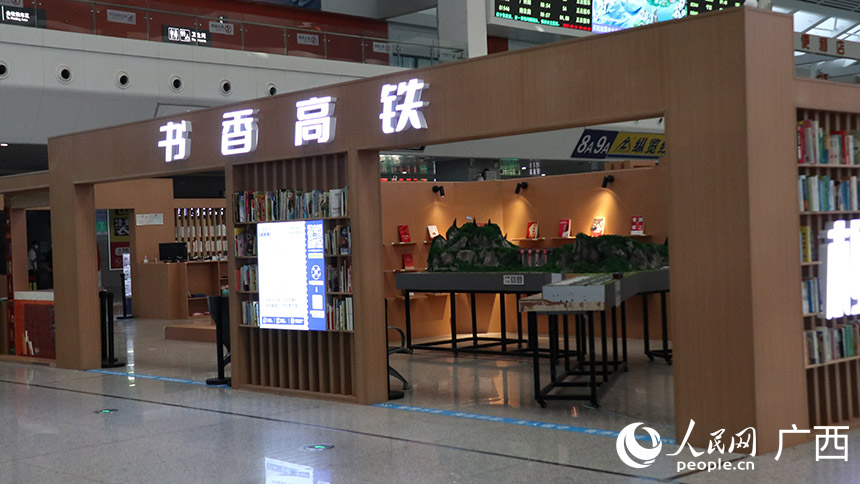 Liuzhou Railway Station in S China's Guangxi turns waiting hall into 