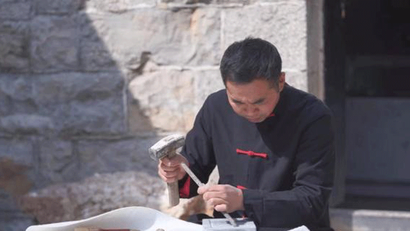 Stone carving master in China’s Shandong devoted to developing local inkstone craft