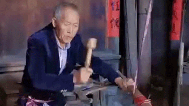 Craftsman 'flicks' cotton, making rythmic sounds