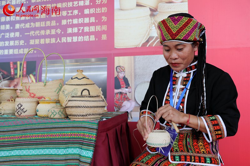 Song and dance shows light up 21st Convention of Teochew International Federation