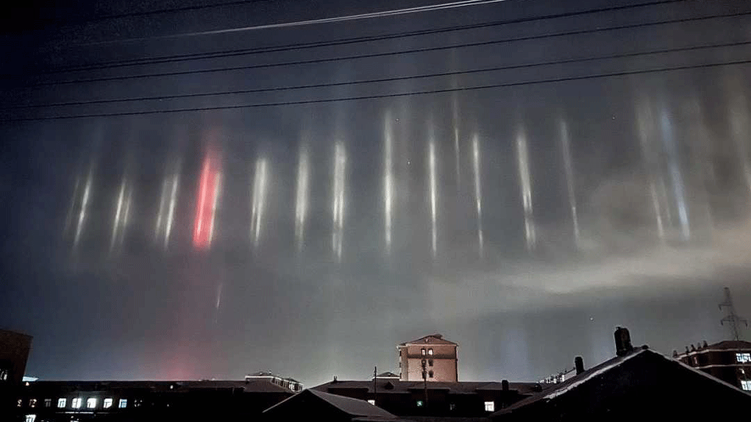 Colorful light beams appear in skies of Inner Mongolia
