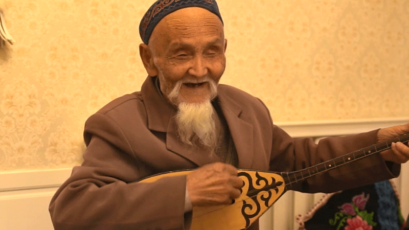 Nonagenarian in NW China's Xinjiang enjoys happiness in later life