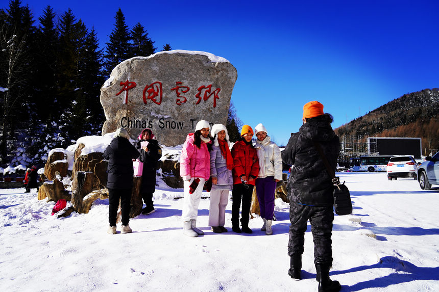 “Snow Town” opens to tourists in NE China’s Heilongjiang
