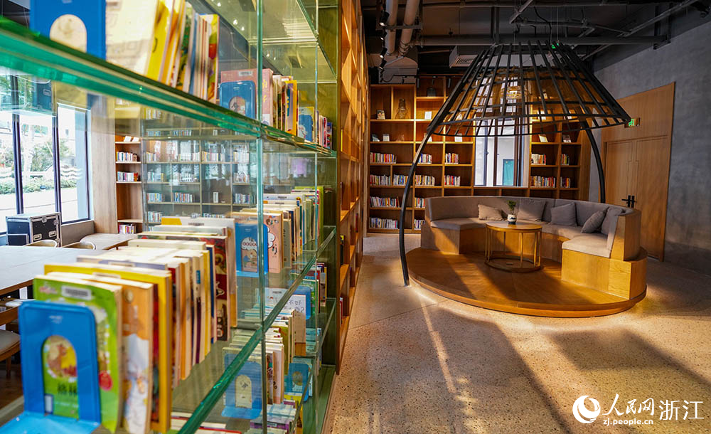 A glimpse into library transformed from water plant in Longgang, E China's Zhejiang