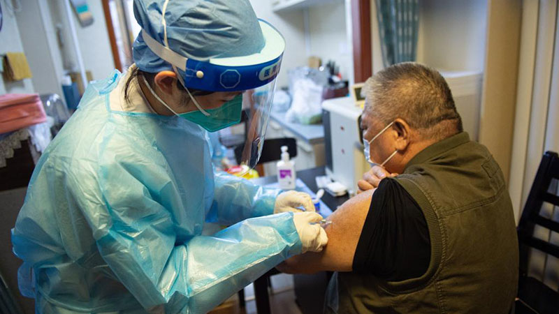 Few elderly Chinese people report adverse reactions from COVID-19 vaccination