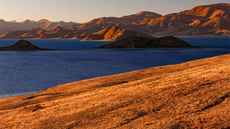 Scenery of Yamdrok Lake in Tibet