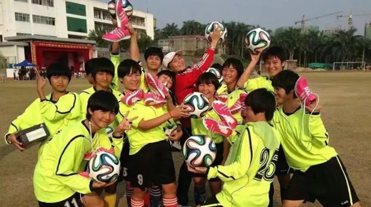 Head coach of Qiongzhong women’s football team thanks Messi, Iniesta for donating autographed jerseys