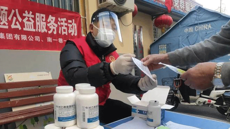 People give away fever-reducing medicine for free