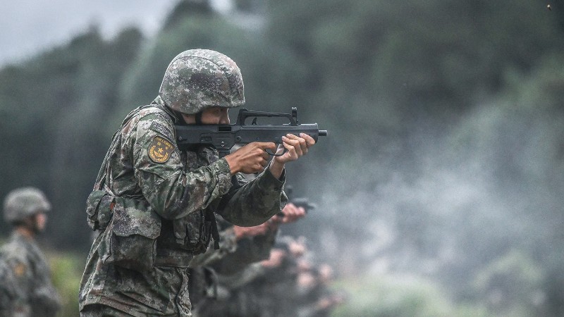 Soldiers conduct firing exercise in real-combat training