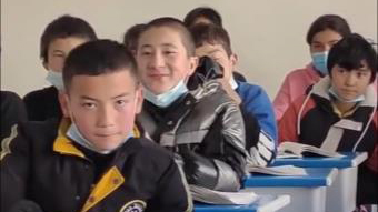 'Neck moving' dance by Xinjiang students