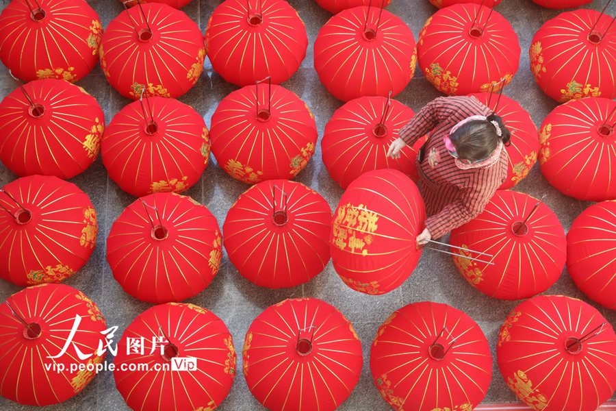 Villagers of C China's Henan busy making red lanterns for New Year