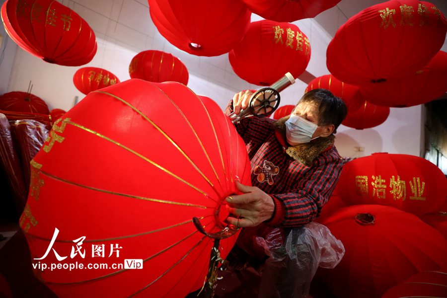 Villagers of C China's Henan busy making red lanterns for New Year