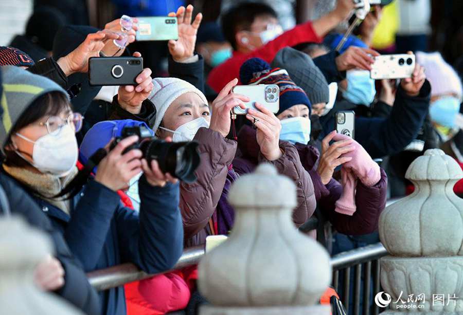 Beijing's largest ice rink opens to visitors