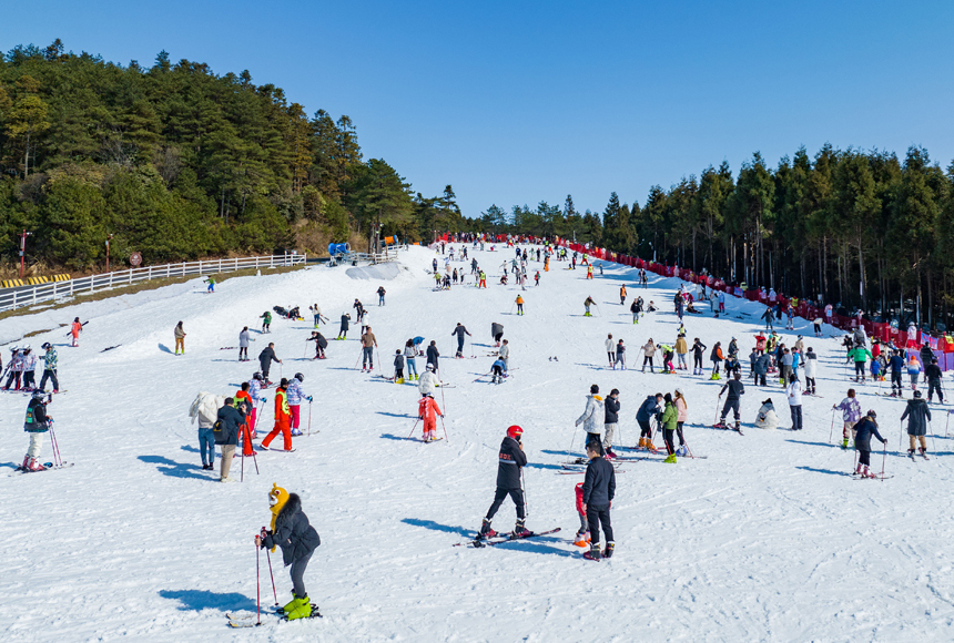 Tourists flock to see magnificent snow and ice scenery of Mingyue Mountain in E China's Jiangxi