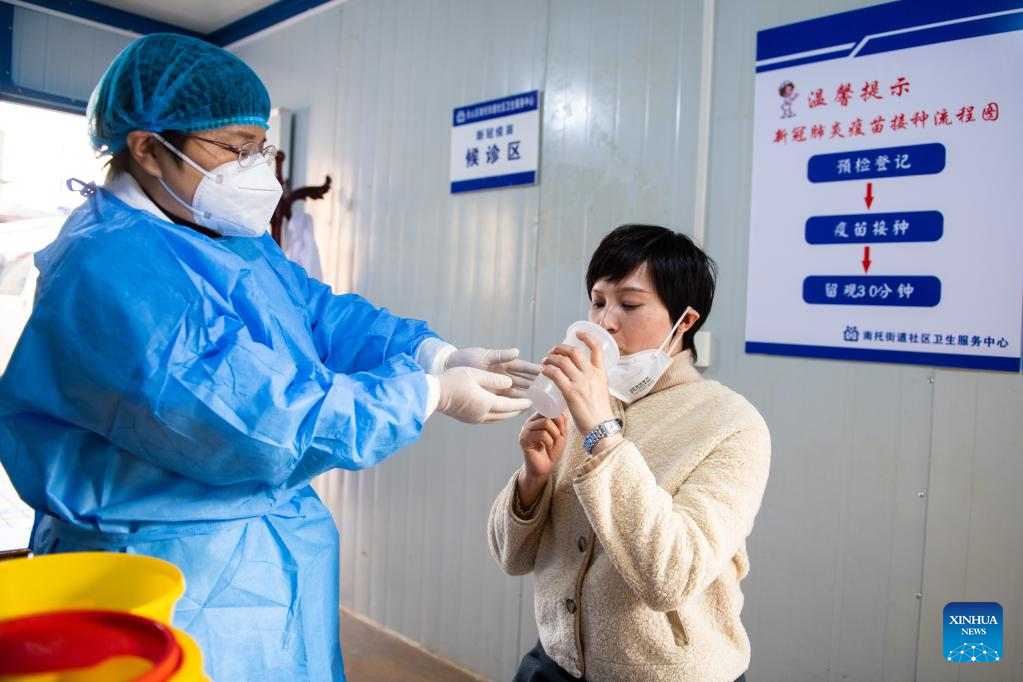 A senior patient receives a jab at a county hospital in Yichang, central China's Hubei Province, December 31, 2022. /CFP