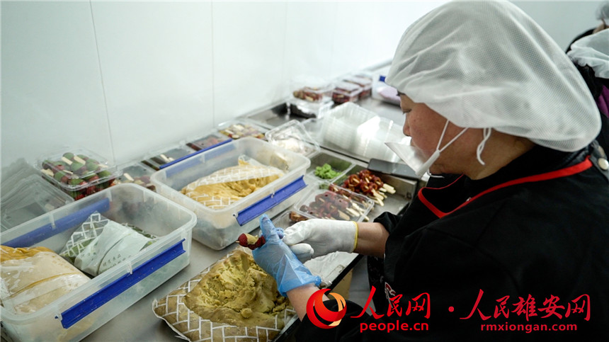 Villagers busy making traditional Chinese candied fruit snacks for upcoming Spring Festival in Xiong'an New Area