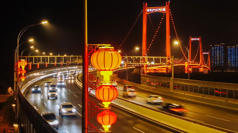 Red lanterns light up C China’s Wuhan with festive atmosphere