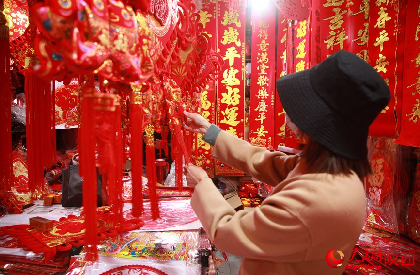 In pics: Markets bustle in Xi'an as Spring Festival draws near