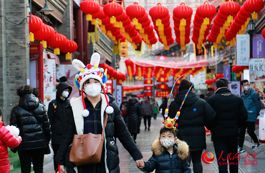 In pics: Commercial street in N China's Tianjin immersed in festive atmosphere 