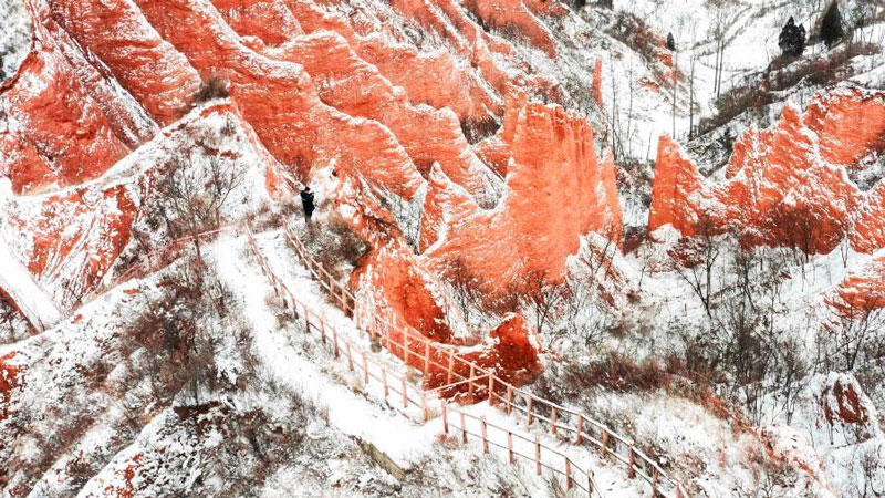 Snowfall adds color to Danxia landform in Henan