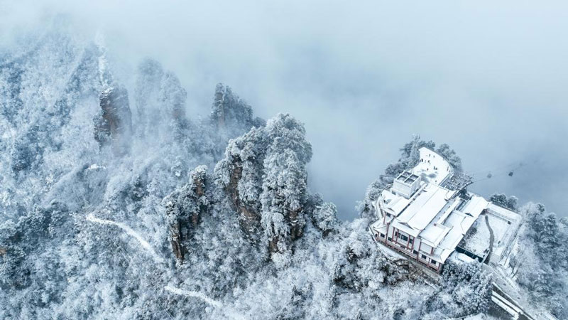 Snow-covered Tianzi Mountain in Zhangjiajie, C China's Hunan