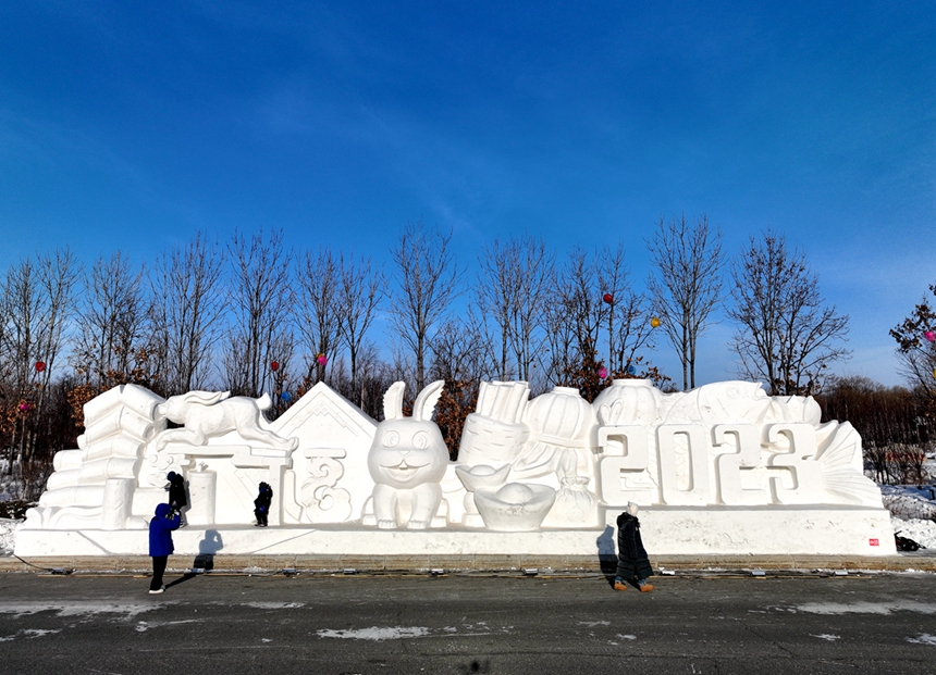 Colorfully lit snow sculptures, busy fish market add festive atmosphere in China's easternmost city