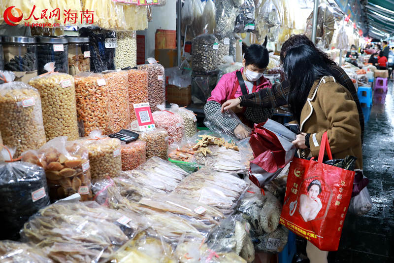 People purchase seafood for upcoming Spring Festival in China’s Hainan