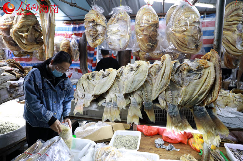 People purchase seafood for upcoming Spring Festival in China’s Hainan