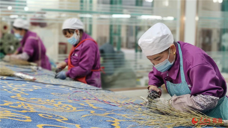 Innovation brings new life into Tibetan carpet in SW China’s Qinghai