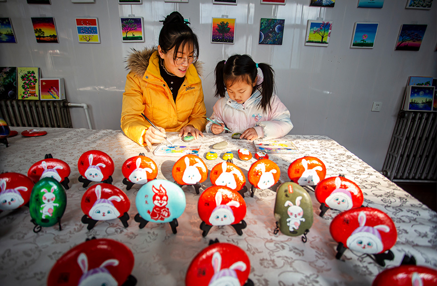 Chinese artisan makes creative stone paintings to celebrate Year of Rabbit