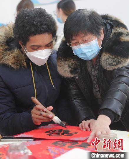 Foreign students write Chinese character “Fu” for upcoming Spring Festival