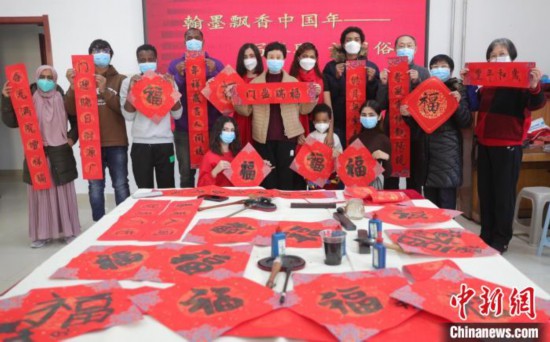 Foreign students write Chinese character “Fu” for upcoming Spring Festival