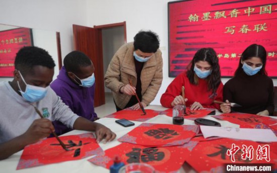 Foreign students write Chinese character “Fu” for upcoming Spring Festival