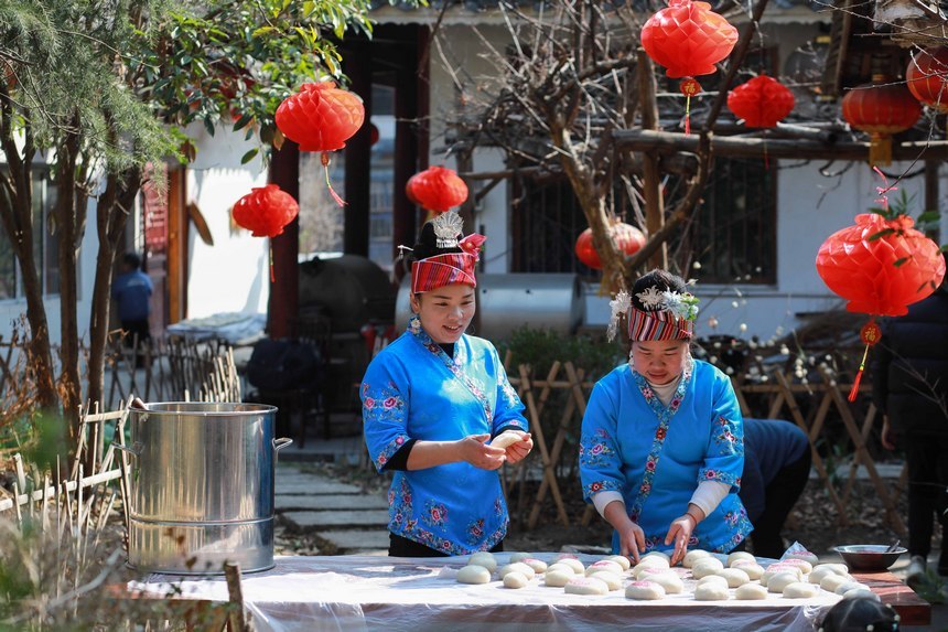 Villagers in SW China's Guizhou make Ciba for upcoming Spring Festival